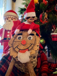 Nuestro elfo Andy con el Tió de Nadal